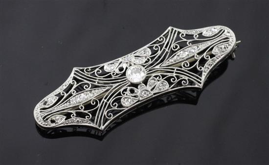 An Edwardian Belle Epoque white gold and diamond brooch, 3in.